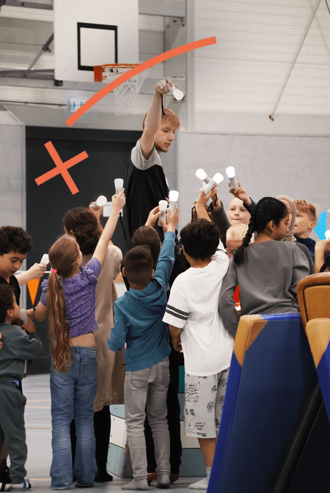 Een activiteit van de buurtsportcoaches van SportID met kinderen die picoo spelen