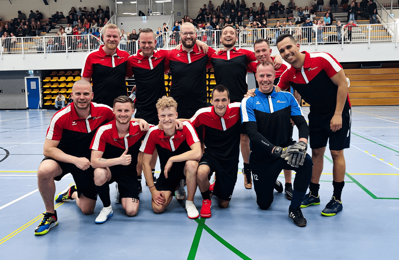 Een groep collega's in de oude sporthal van Merwestein.