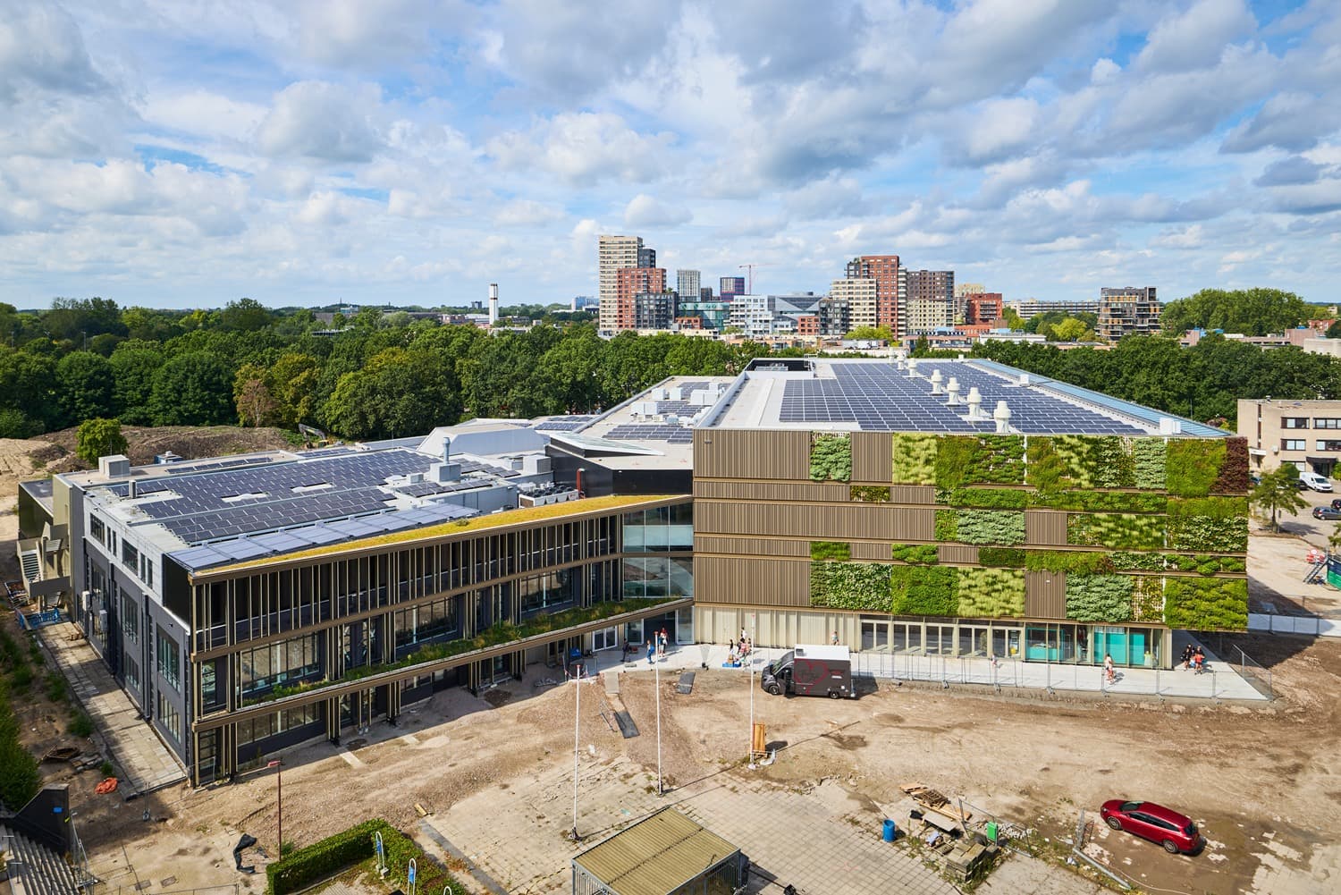 Groene voorgevel en een groen gedeelte aan de plein kant